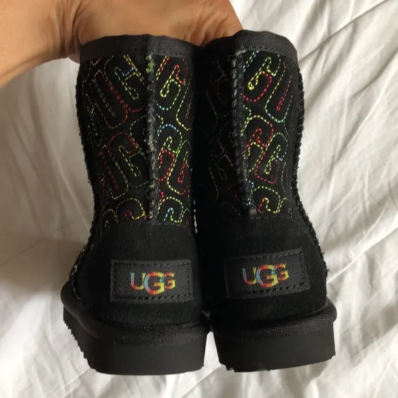 NEW Kids UGG Classic II Graphic Stitch Boots