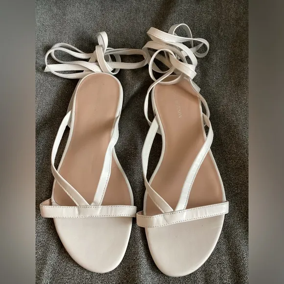 New Stuart Weitzman Leather Anita Ankle Wrap Sandal in White size 9