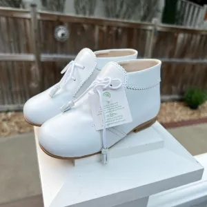 NEW white Spanish boots s 25 us 9