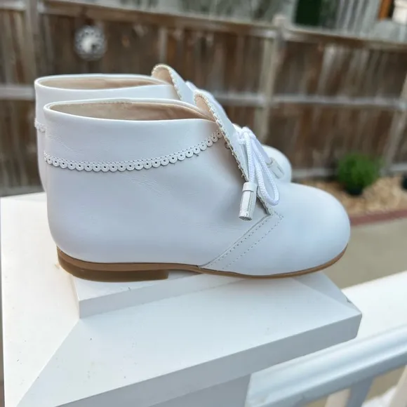 NEW white Spanish boots s 25 us 9