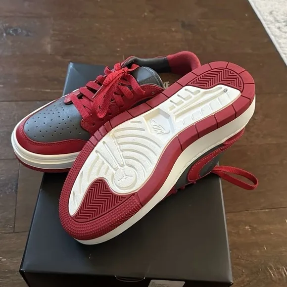 Nike Air Jordan 1 Elevate Low-Women’s 7.5 red/Gray