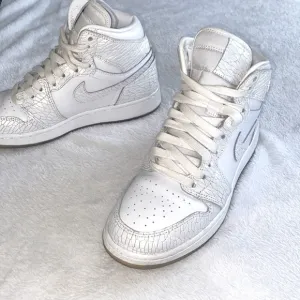 Nike Air Jordan 1 Retro Hi Premium Heiress 832596-100 Youth Shoes size 5Y