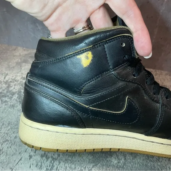 Nike Air Jordan 1 Retro Mid Black Basketball Shoes Mens sz 9