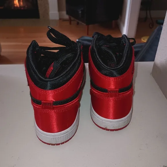 Nike Air Jordan 1 Retro Mid Sneakers Red Black Shoes sz 2Y