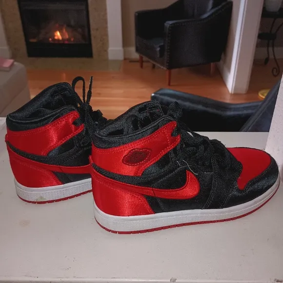 Nike Air Jordan 1 Retro Mid Sneakers Red Black Shoes sz 2Y