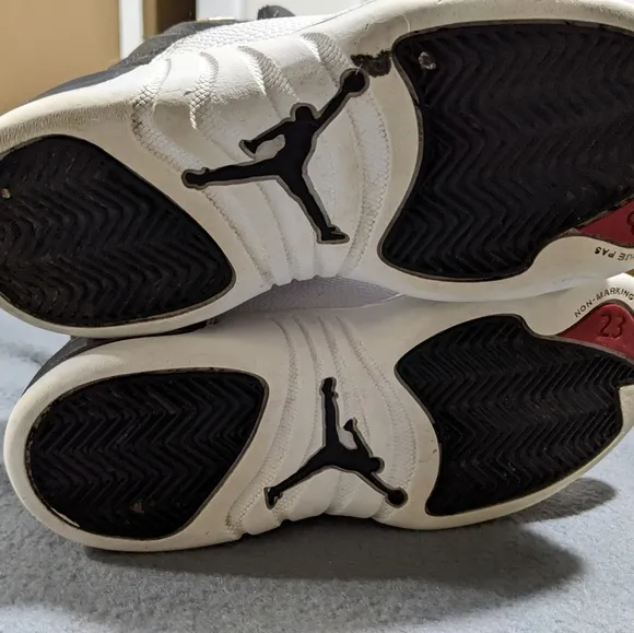 Nike Air Jordan 12 retro Sz‎ 1Y kids black and white
