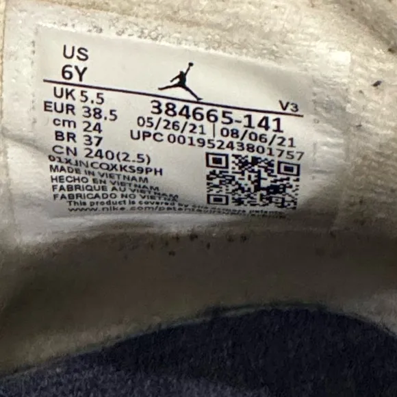Nike Air Jordan 6 Retro Shoes in White/Midnight Navy
