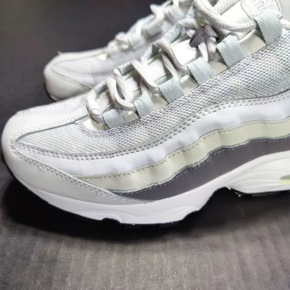 Nike Air Max 95 White Gray Athletic Retro Sneakers Size 6Y (Big Girl)