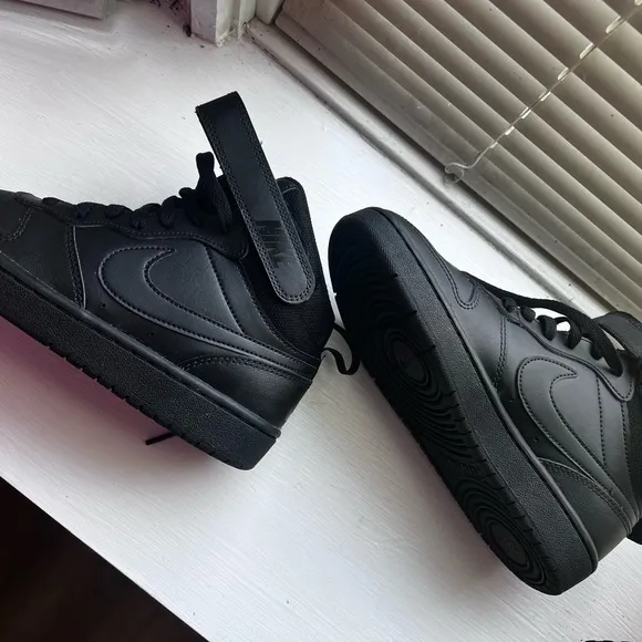 Nike black high tops, sz 5 youth, never worn.