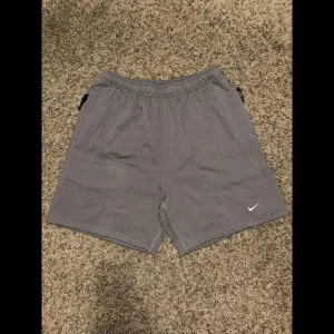 Nike Solo Swoosh French Terry Short Space Sample