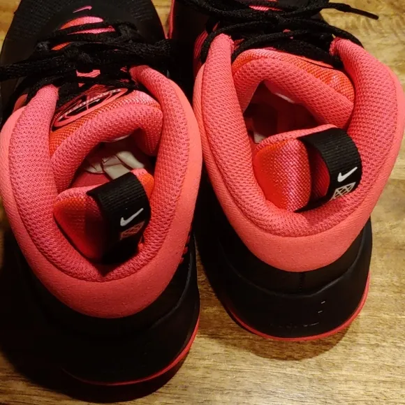 Nike Team Hustle Basketball High Tops Size 5