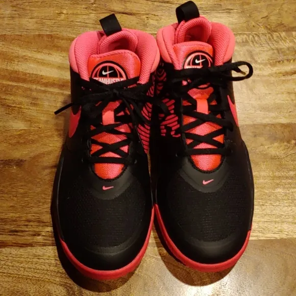 Nike Team Hustle Basketball High Tops Size 5