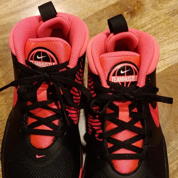 Nike Team Hustle Basketball High Tops Size 5