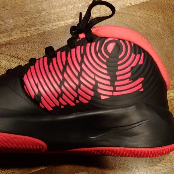 Nike Team Hustle Basketball High Tops Size 5