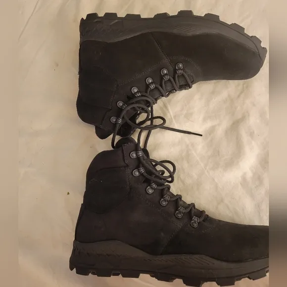 NWOB!  TIMBERLAND  Size 13... Men's black suede boots