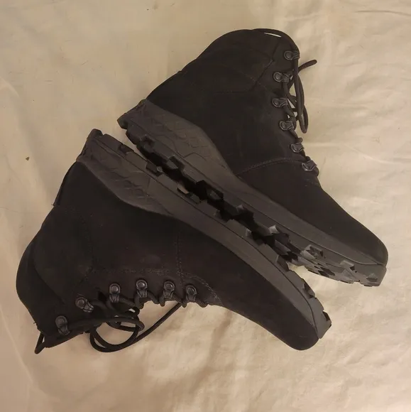NWOB!  TIMBERLAND  Size 13... Men's black suede boots