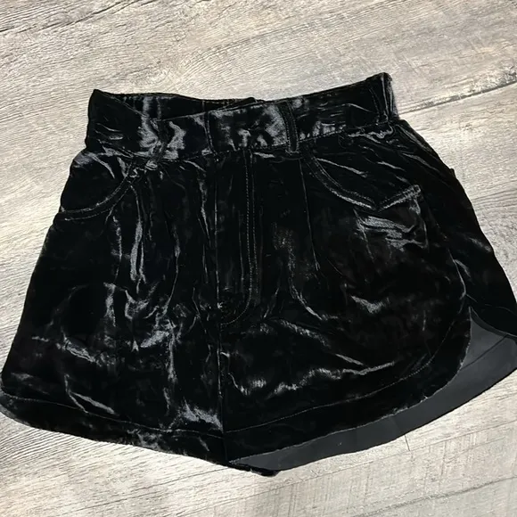 NWOT Free People Sky’s the Limit Velvet Shorts Size XS Black Z536