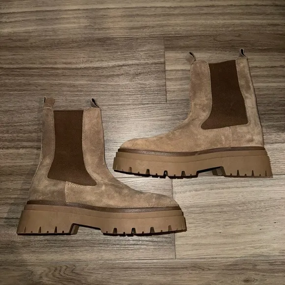 NWOT ZARA Tan/Taupe Suede Chelsea Boots