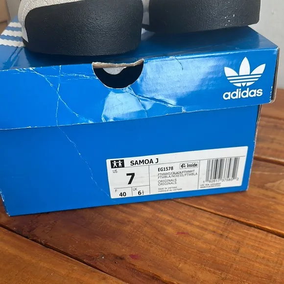 NWT Adidas Samoa Big kids White and Black Sneakers size 7