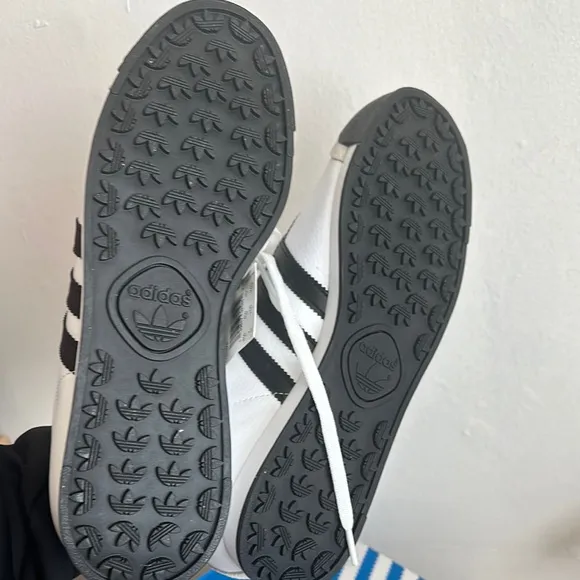 NWT Adidas Samoa Big kids White and Black Sneakers size 7