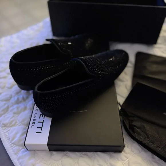 NWT —🔥🔥Black Slip-On Loafers with Plush Finish