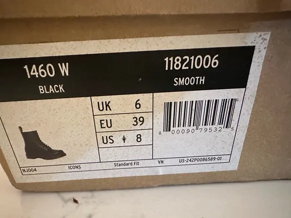 NWT Dr Martens AirWair Boot Unisex Size US 8 Black 11821006 Classic Lace-up