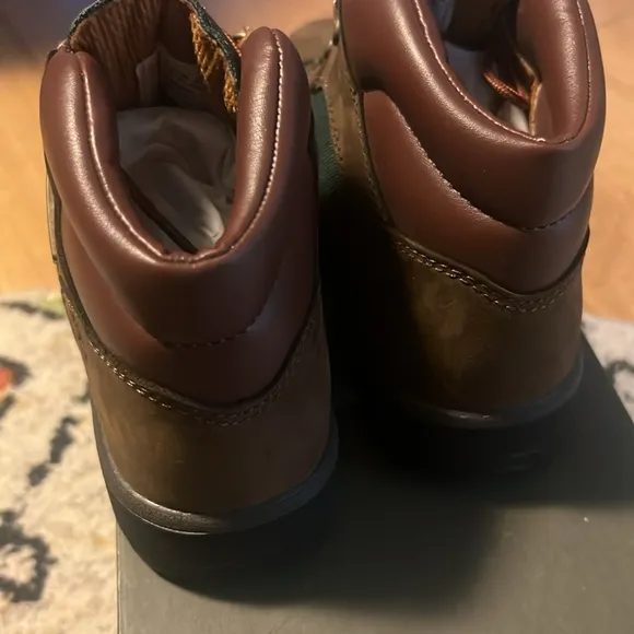 NWT Kids Timberland nubuck field boots brown   green sz 2