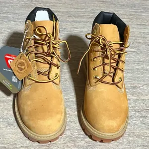 NWT Timberland Primaloft suede ankle boots for boys