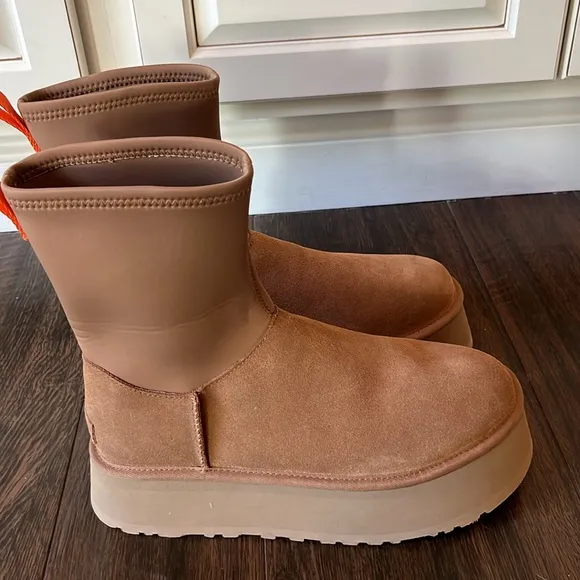 NWT UGG Classic Dipper Stretch Boots!