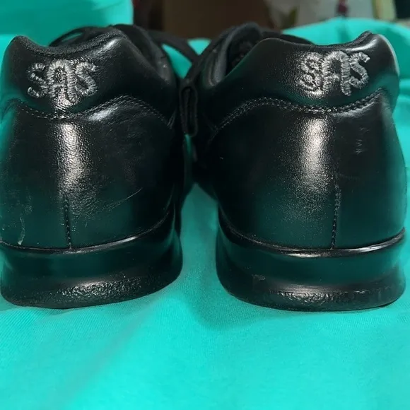 SAS Freetime black leather women’s walking shoes. Size 9.5