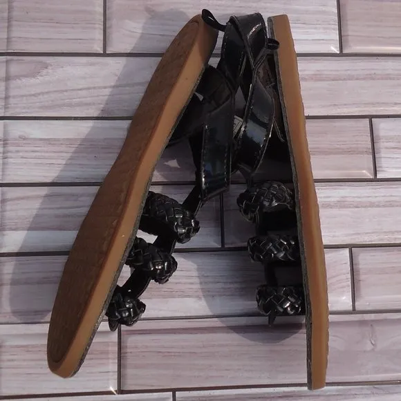 SIZE 3. Oshkosh B'gosh woven patent pu leather straps sandals.