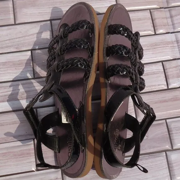 SIZE 3. Oshkosh B'gosh woven patent pu leather straps sandals.