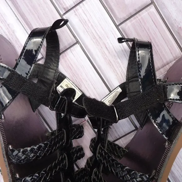 SIZE 3. Oshkosh B'gosh woven patent pu leather straps sandals.