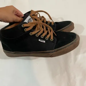 Size 9.5 VANS‎ chukka Skate Mid Black gum sole