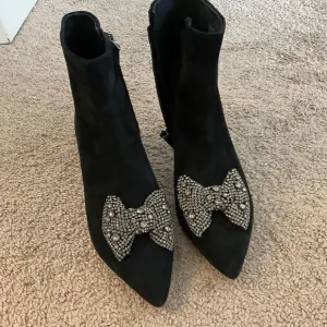 TORY BURCH EMBELLISHED SUEDE BOOTS WITH CRYSTAL BOW
