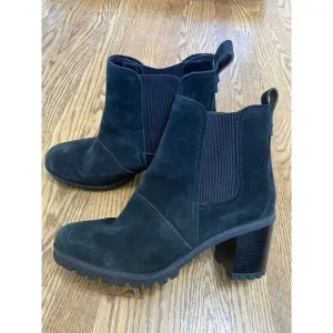 UGG &quot;HAZEL&quot; BLACK SUEDE LUG SOLE‎ BOOTS IN SIZE US 12 / EU 43 ($250.00 RETAIL)