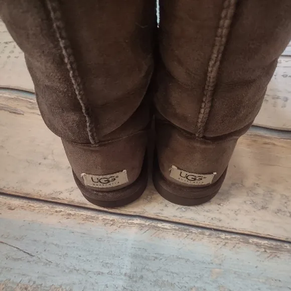 UGG AUSTRALIA CLASSIC TALL CHOCOLATE BROWN BOOTS SIZE WOMANS 6