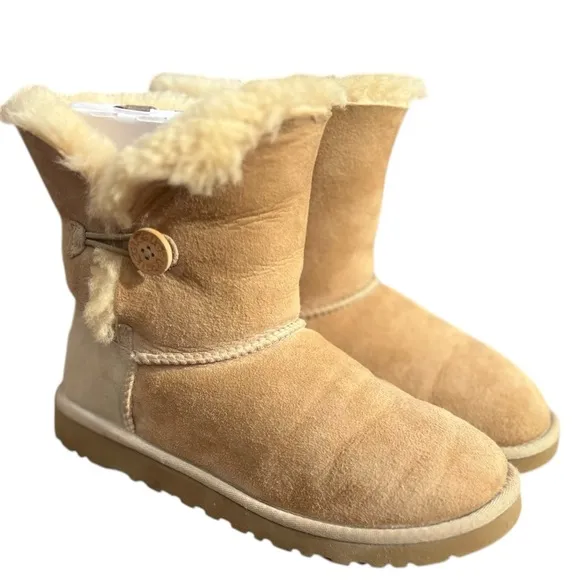 UGG  Bailey Button Classic Short Tan Boots - 5Y