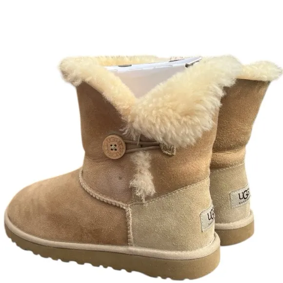 UGG  Bailey Button Classic Short Tan Boots - 5Y