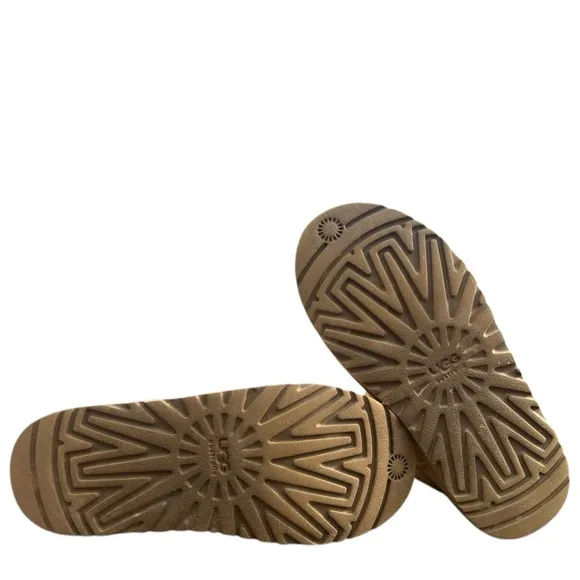 UGG  Bailey Button Classic Short Tan Boots - 5Y