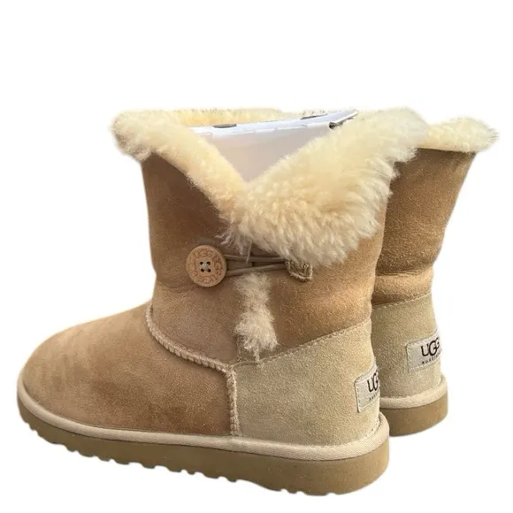 UGG  Bailey Button Classic Short Tan Boots - 5Y