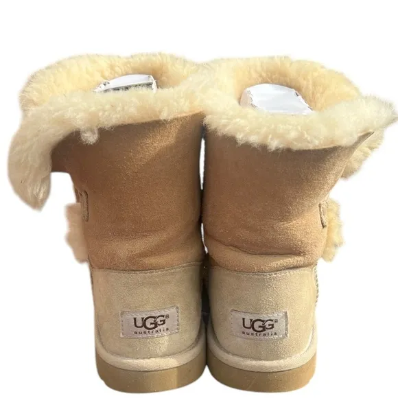 UGG  Bailey Button Classic Short Tan Boots - 5Y