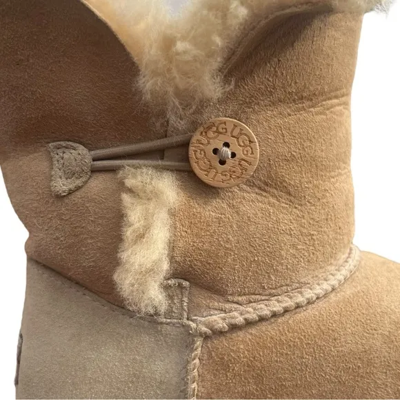 UGG  Bailey Button Classic Short Tan Boots - 5Y