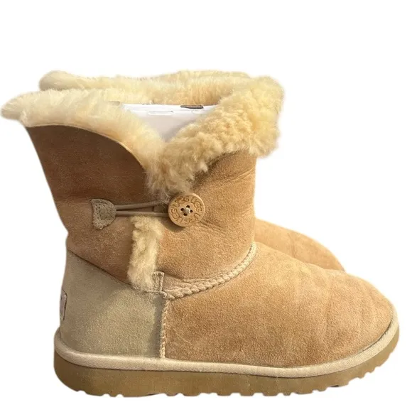 UGG  Bailey Button Classic Short Tan Boots - 5Y