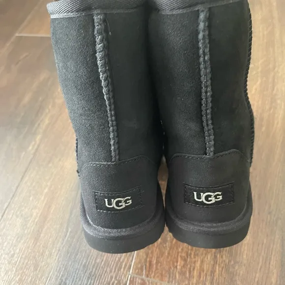 UGG Big Girls Classic Short Boots II Size 3 New without Box