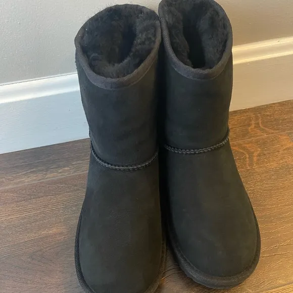 UGG Big Girls Classic Short Boots II Size 3 New without Box