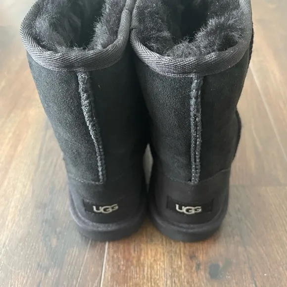 UGG Big Girls Classic Short Boots II Size 3 New without Box