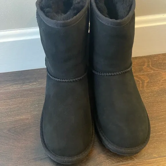 UGG Big Girls Classic Short Boots II Size 3 New without Box