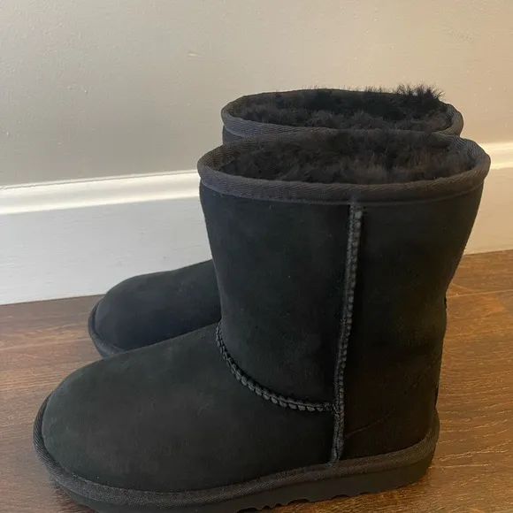 UGG Big Girls Classic Short Boots II Size 3 New without Box
