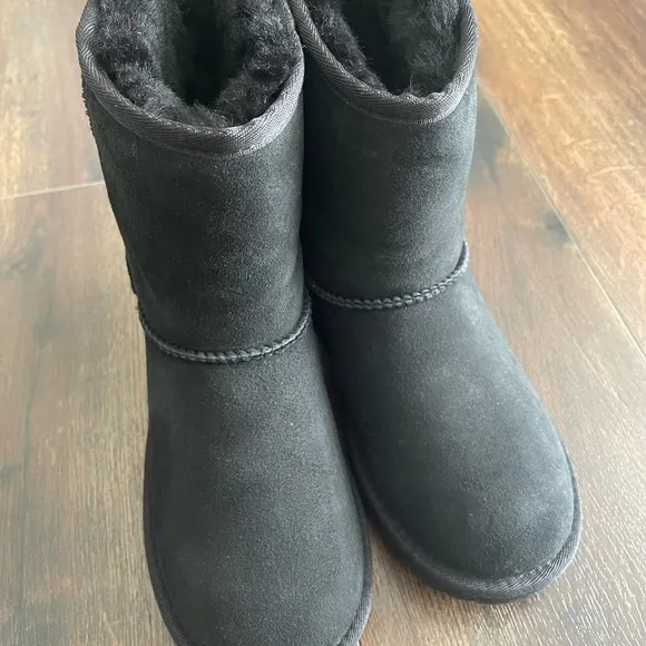 UGG Big Girls Classic Short Boots II Size 3 New without Box
